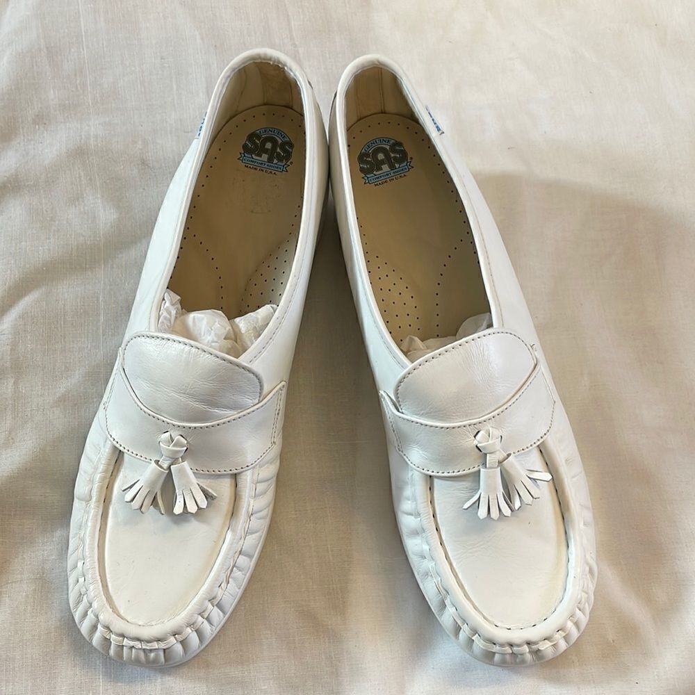 SAS MAGIC WHITE COMFORT SHOES.  NEW